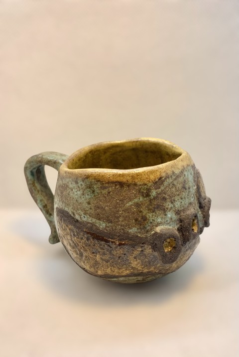 Juego tazas con jarrito. Interior amarillo, exterior turquesa con relieves. Pasta negra